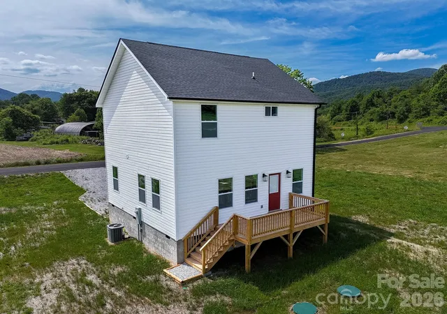 Photo 3 of Single family home for sale at 696 Beehive Rd, Hendersonville, NC 28792 | MLS# 4341619 | Listing updated on 2026-09-25
