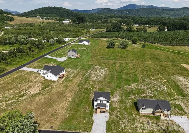 Photo 4 of Single family home for sale at 696 Beehive Rd, Hendersonville, NC 28792 | MLS# 4341619 | Listing updated on 2026-09-25