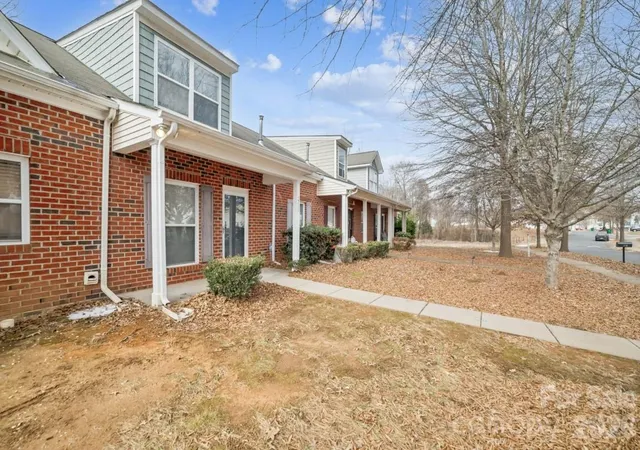 2nd image of 2731 Meadow Knoll Dr, Charlotte, NC 28269 | MLS# 4342315