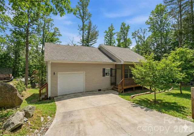 Homes for sale in Hendersonville, NC | 138 Lone Eagle Ln, Hendersonville, NC 28739 | MLS# 4342910