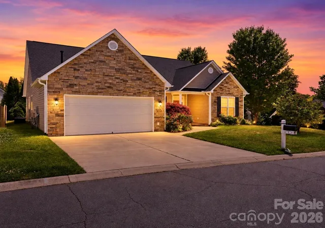 Photo 1 of Single family home for sale at 1 Breyerton Ct, Asheville, NC 28804 | MLS# 4343147 | Listing updated on 2026-09-30