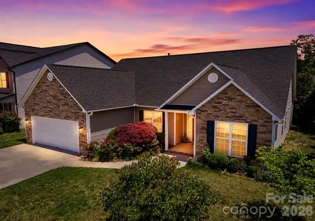 Photo 2 of Single family home for sale at 1 Breyerton Ct, Asheville, NC 28804 | MLS# 4343147 | Listing updated on 2026-09-30