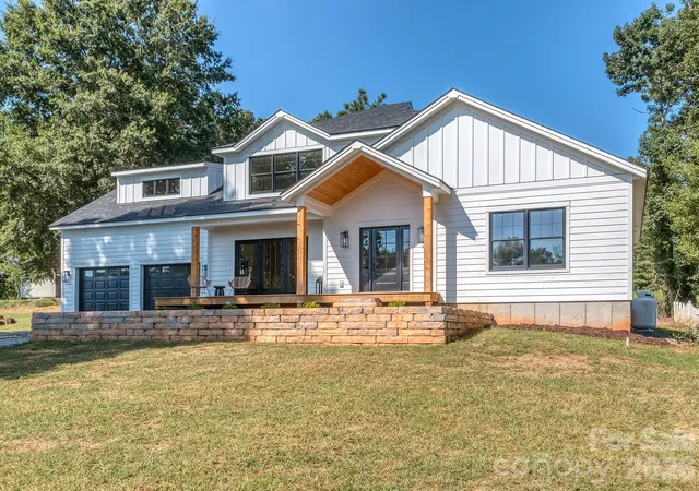 Photo 2 of Single family home for sale at 4899 Moonlite Bay Dr, Sherrills Ford, NC 28673 | MLS# 4343419 | Listing updated on 2026-09-20