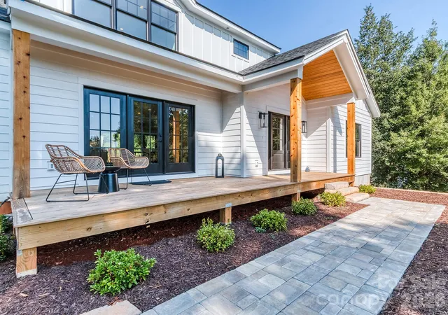 Photo 3 of Single family home for sale at 4899 Moonlite Bay Dr, Sherrills Ford, NC 28673 | MLS# 4343419 | Listing updated on 2026-09-20