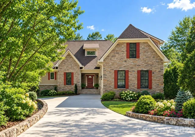 Photo 1 of Single family home for sale at 16 Winterberry Dr, Hendersonville, NC 28739 | MLS# 4343974 | Listing updated on 2026-09-30