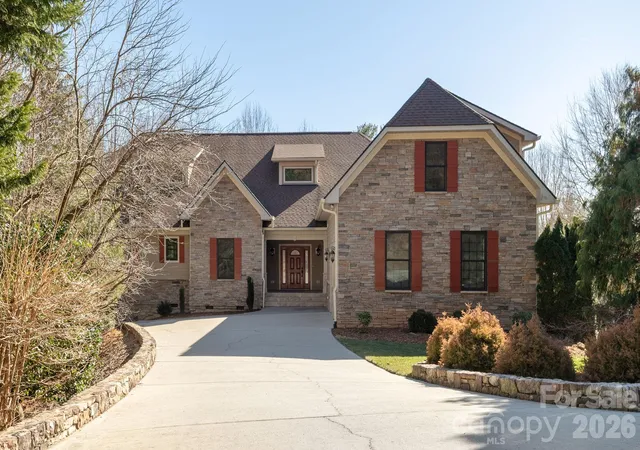 Photo 2 of Single family home for sale at 16 Winterberry Dr, Hendersonville, NC 28739 | MLS# 4343974 | Listing updated on 2026-09-30