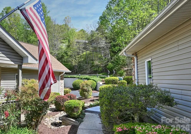 Homes for sale in Hendersonville, NC | 2208 E Cumming Woods Ln, Hendersonville, NC 28739 | MLS# 4344034