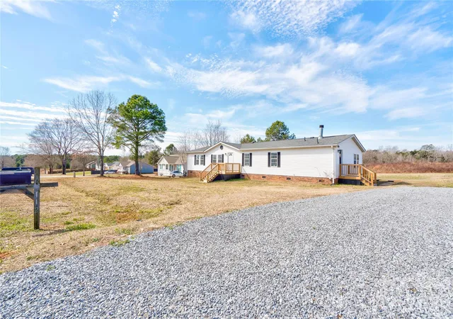 Photo 4 of Single family home for sale at 112 Jenny Dr, Shelby, NC 28152 | MLS# 4346824 | Listing updated on 2026-08-17