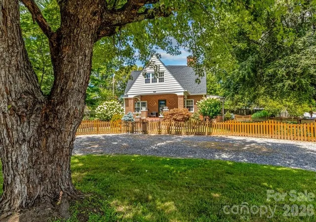 Photo 1 of Single family home for sale at 506 W Main St, Burnsville, NC 28714 | MLS# 4347161 | Listing updated on 2026-07-29