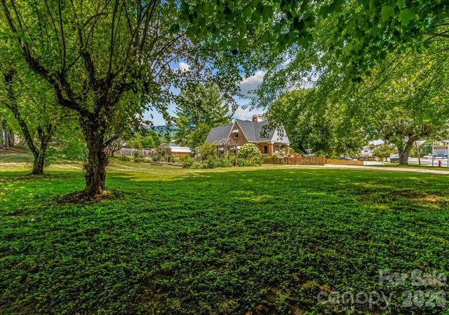 Photo 2 of Single family home for sale at 506 W Main St, Burnsville, NC 28714 | MLS# 4347161 | Listing updated on 2026-07-29