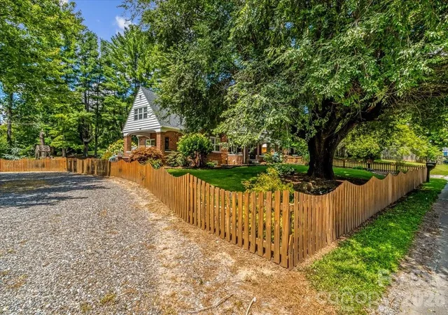 Photo 4 of Single family home for sale at 506 W Main St, Burnsville, NC 28714 | MLS# 4347161 | Listing updated on 2026-07-29