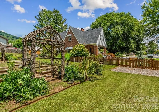 Photo 5 of Single family home for sale at 506 W Main St, Burnsville, NC 28714 | MLS# 4347161 | Listing updated on 2026-07-29