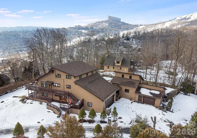 Photo 3 of Single family home for sale at 301 Highland Cir, Sugar Mountain, NC 28604 | MLS# 4347315 | Listing updated on 2026-10-07