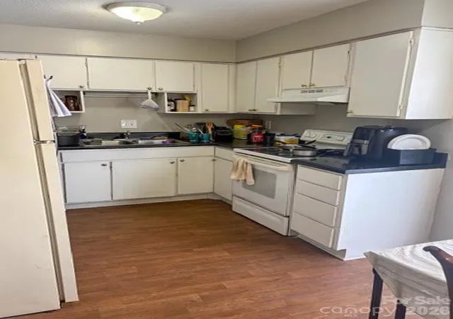 Listing Photo 4 - Condo for sale in building located at 1903 Beechtree Ct, Charlotte, NC 28210 - Unit #25