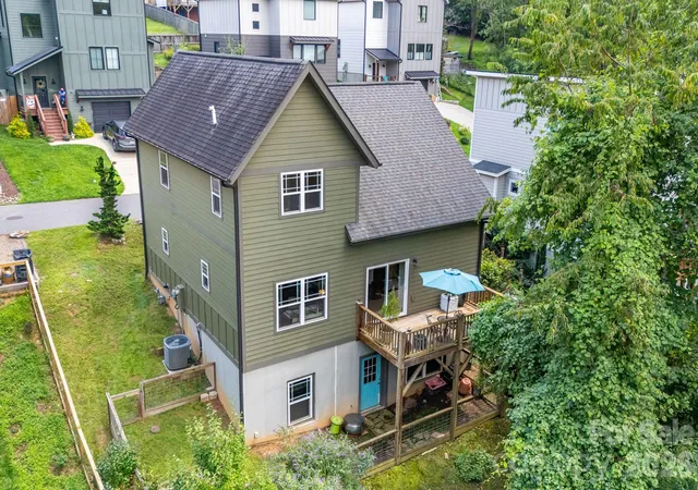 Photo 2 of Single family home for sale at 35 Emmett Ln, Asheville, NC 28806 | MLS# 4348992 | Listing updated on 2026-10-22