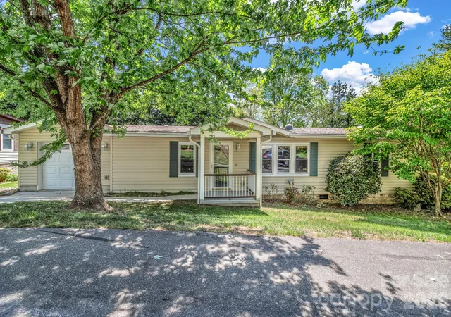 Homes for sale in Hendersonville, NC | 405 Deerfield Ct, Hendersonville, NC 28792 | MLS# 4349057