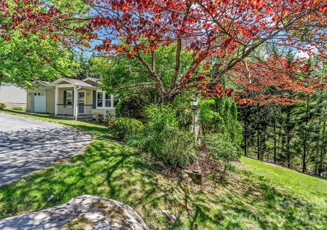 Homes for sale in Hendersonville, NC | 405 Deerfield Ct, Hendersonville, NC 28792 | MLS# 4349057