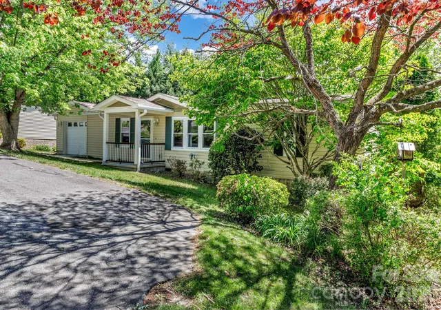Homes for sale in Hendersonville, NC | 405 Deerfield Ct, Hendersonville, NC 28792 | MLS# 4349057