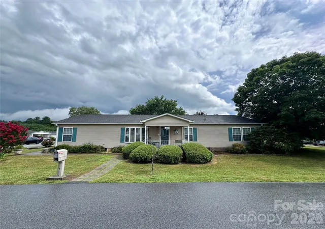 Homes for sale in Hendersonville, NC | 308 Riverwind Dr, Hendersonville, NC 28739 | MLS# 4349509