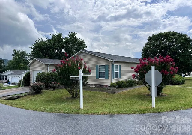Photo 1 of Single family home for sale at 308 Riverwind Dr, Hendersonville, NC 28739 | MLS# 4349509 | Listing updated on 2026-09-19