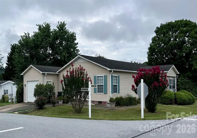 Homes for sale in Hendersonville, NC | 308 Riverwind Dr, Hendersonville, NC 28739 | MLS# 4349509