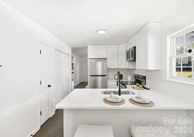 3rd image of 913 Tennyson Dr, Charlotte, NC 28208 | MLS# 4350149