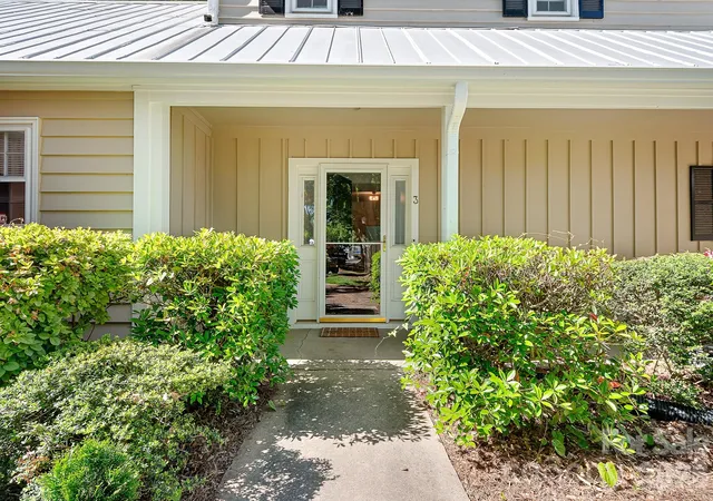 Homes for sale in Charlotte, NC | 3706 Selwyn Farms Ln, Charlotte, NC 28209