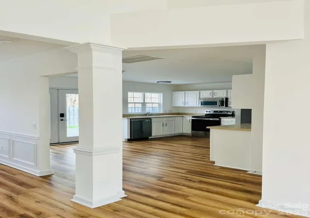 Photo 2 of Single family home for sale at 9341 Stawell Dr, Huntersville, NC 28078 | MLS# 4350818 | Listing updated on 2026-10-03