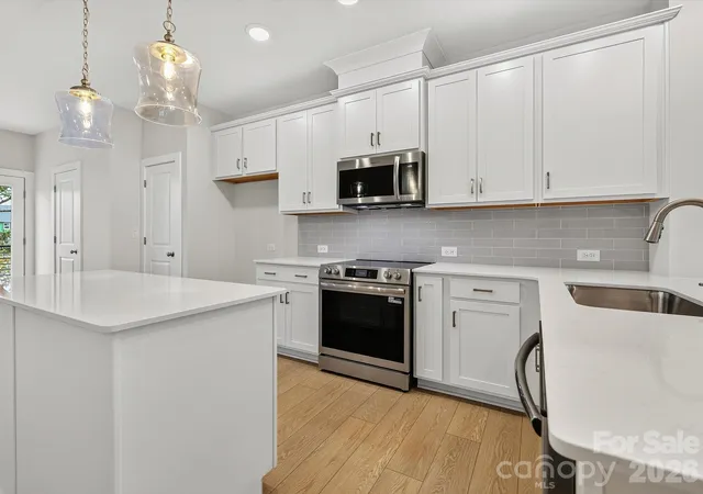 Photo 4 of Sale Pending at 1140 Bismuth Ln, Charlotte, NC 28211 | MLS# 4350907 | Listing updated on 2026-10-13