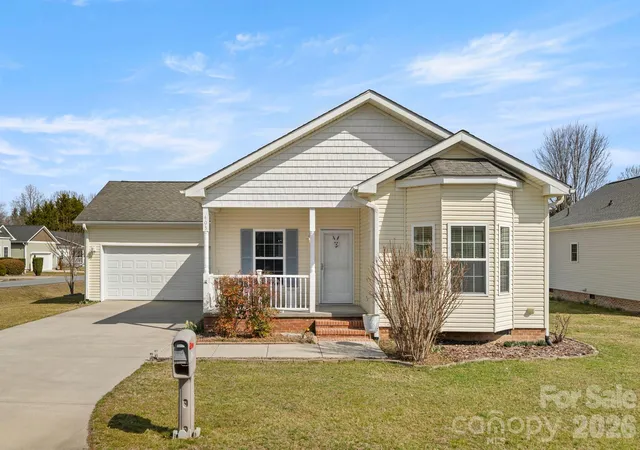 Homes for sale in Hendersonville, NC | 403 Sassafras Dr, Hendersonville, NC 28739 | MLS# 4350912