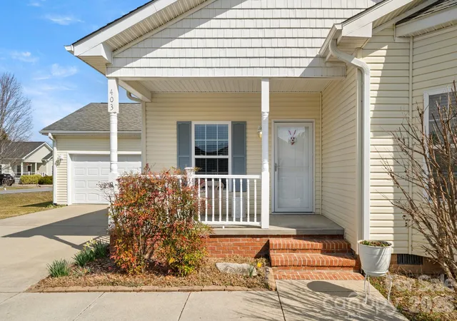 Homes for sale in Hendersonville, NC | 403 Sassafras Dr, Hendersonville, NC 28739 | MLS# 4350912