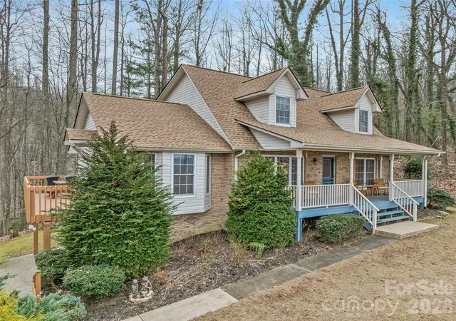 Photo 2 of Single family home for sale at 24 Abbey Ln, Hendersonville, NC 28739 | MLS# 4351238 | Listing updated on 2026-09-25