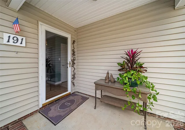 Photo 3 of Single family home for sale at 191 Oak Village Pkwy, Mooresville, NC 28117 | MLS# 4351454 | Listing updated on 2026-09-19