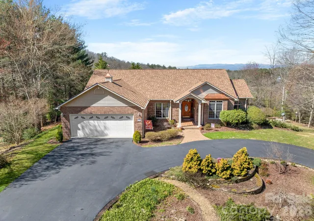Photo 1 of Single family home for sale at 17 Ashton Forest Ct, Hendersonville, NC 28739 | MLS# 4352312 | Listing updated on 2026-09-30