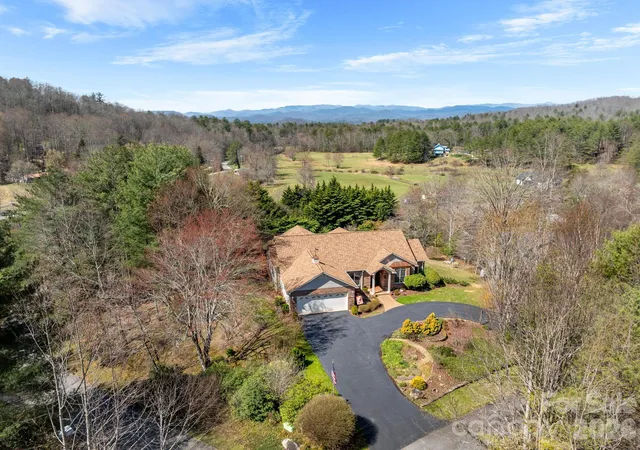Photo 2 of Single family home for sale at 17 Ashton Forest Ct, Hendersonville, NC 28739 | MLS# 4352312 | Listing updated on 2026-09-30