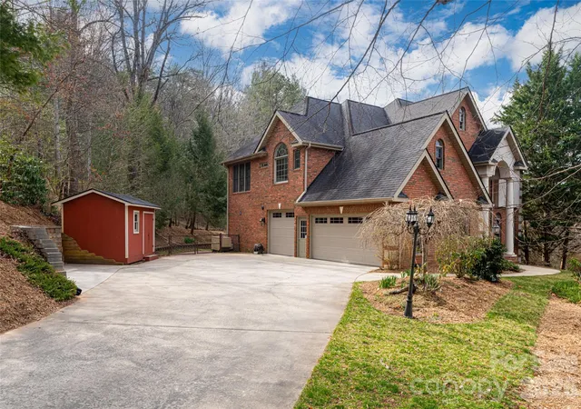 Photo 4 of Single family home for sale at 39 Windover Dr, Asheville, NC 28803 | MLS# 4352682 | Listing updated on 2026-10-06