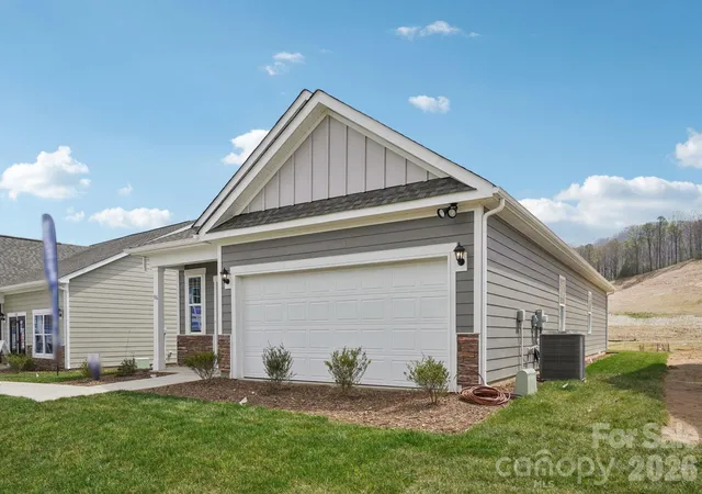 Photo 3 of Single family home for sale at 37 Cora View Trl, Waynesville, NC 28785 | MLS# 4353104 | Listing updated on 2026-09-02