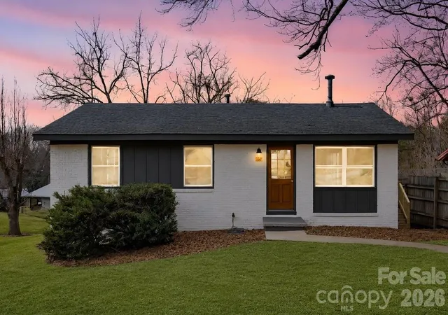 Photo 1 of Single family home for sale at 40 Evelake Dr, Asheville, NC 28806 | MLS# 4353520 | Listing updated on 2026-09-16