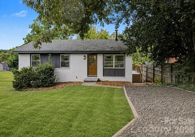 Photo 3 of Single family home for sale at 40 Evelake Dr, Asheville, NC 28806 | MLS# 4353520 | Listing updated on 2026-09-16