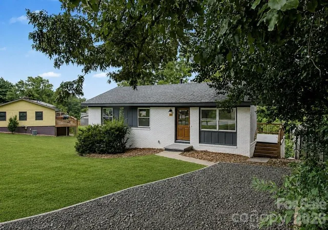 Photo 3 of Single family home for sale at 40 Evelake Dr, Asheville, NC 28806 | MLS# 4353520 | Listing updated on 2026-09-16