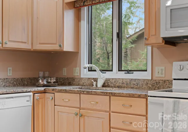 Listing Photo 4 - Condo for sale in building located at 301 N Scarlet Oak Ln, Hendersonville, NC 28791