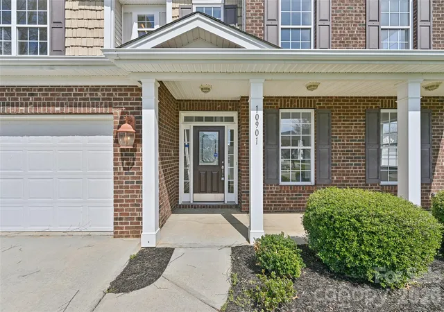 Photo 3 of Single family home for sale at 10901 Trout Crk Pl, Davidson, NC 28036 | MLS# 4354298 | Listing updated on 2026-09-24