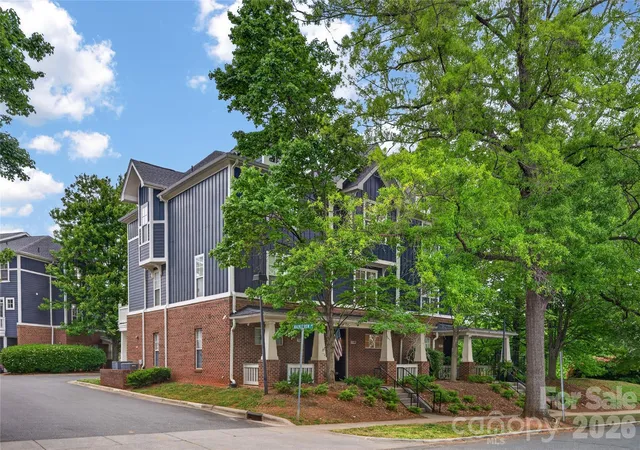 2nd image of 1508 Walnut Vw Dr, Charlotte, NC 28208