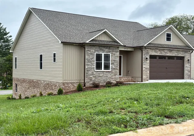 Photo 2 of Single family home for sale at 4952 Southview Dr, Hickory, NC 28602 | MLS# 4354852 | Listing updated on 2026-08-20