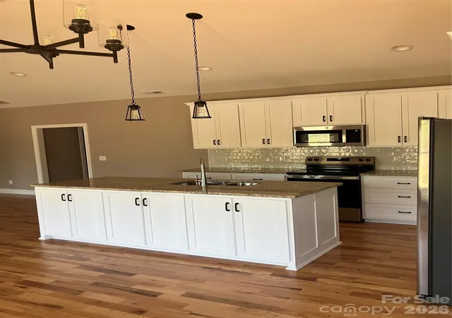 Photo 4 of Single family home for sale at 4952 Southview Dr, Hickory, NC 28602 | MLS# 4354852 | Listing updated on 2026-08-20
