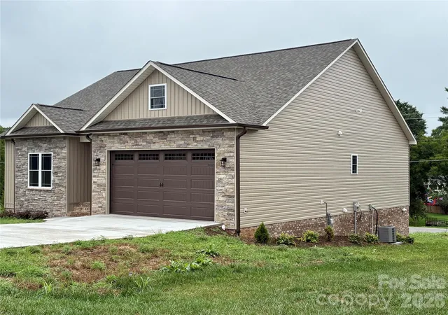 Photo 3 of Single family home for sale at 4952 Southview Dr, Hickory, NC 28602 | MLS# 4354852 | Listing updated on 2026-08-20