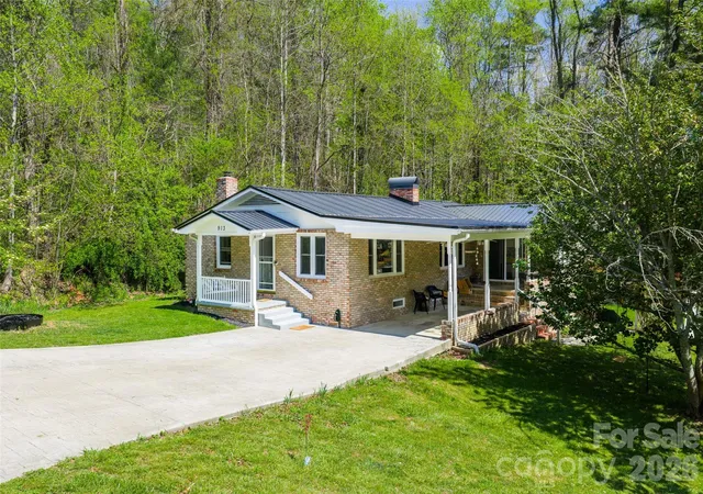 4th image of 913 Dorothy St, Hendersonville, NC 28791 | MLS# 4354861