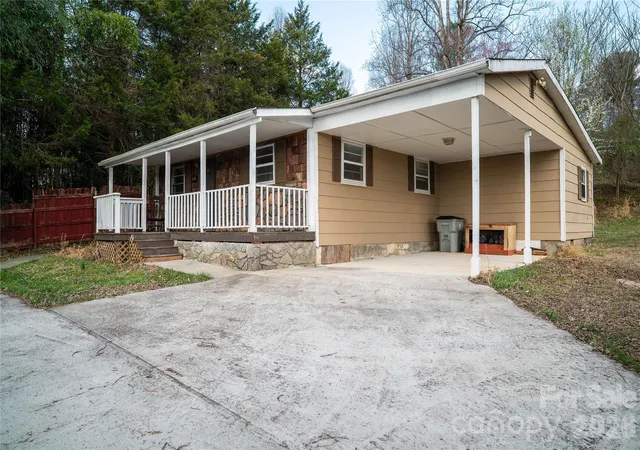 Photo 3 of Single family home for sale at 813 Severt Cir Ne, Lenoir, NC 28645 | MLS# 4355098 | Listing updated on 2026-09-17