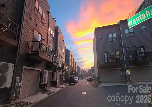 3rd image of 960 Broad River Ln, Charlotte, NC 28211 | MLS# 4355873