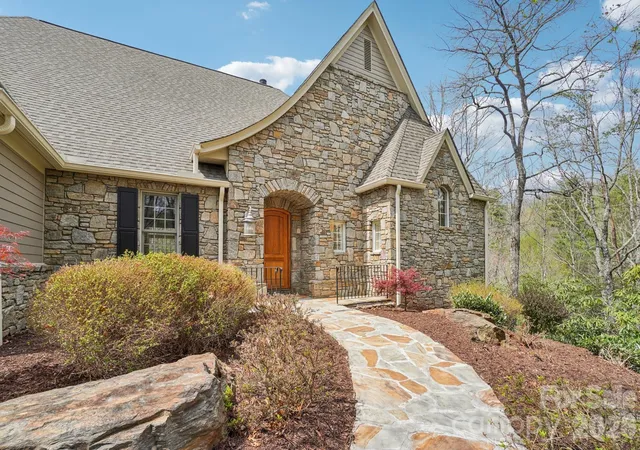 Photo 2 of Single family home for sale at 304 Pine Forest Tr, Hendersonville, NC 28739 | MLS# 4356124 | Listing updated on 2026-09-23
